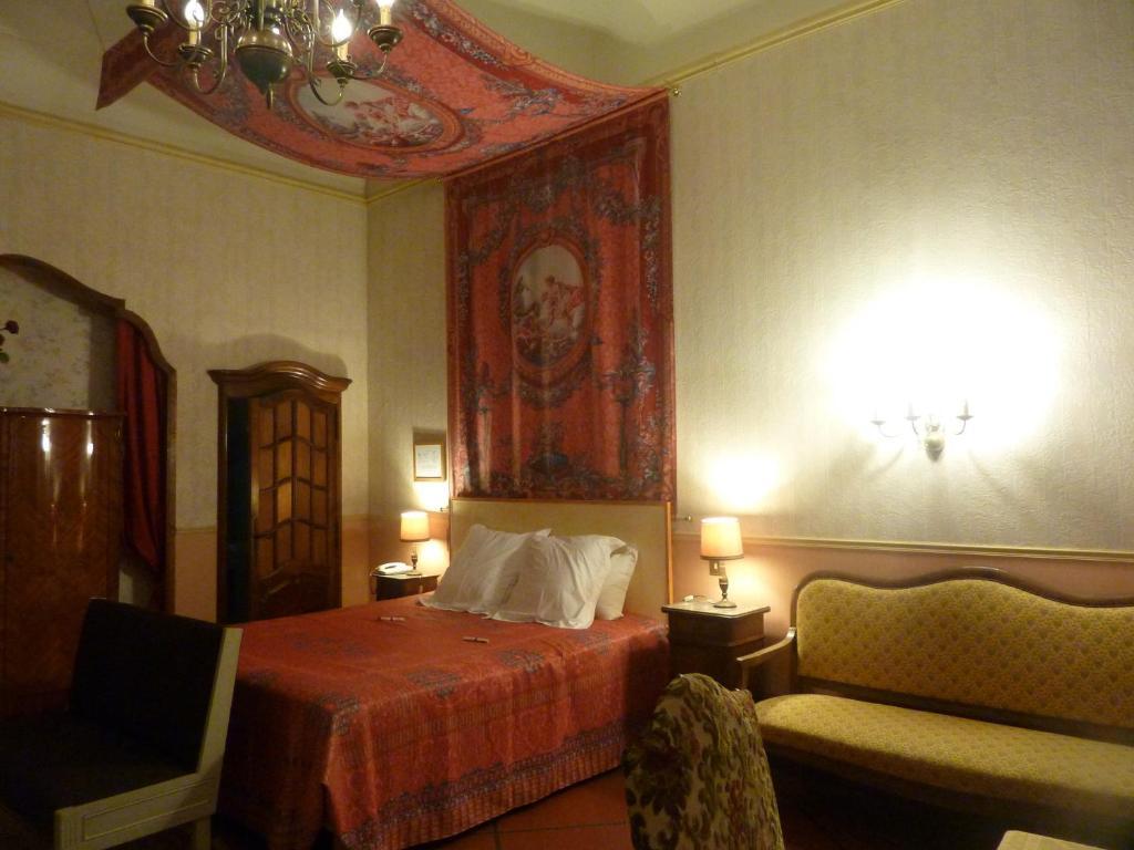 Hotel Du Fiacre Carpentras Room photo